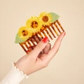 coucou-suzette-accessoire-accessory-cadeau-gift-tendance-mode-trendy-fashion-anniversaire-10-ans-peigne-comb-acetate-fleurs-flower-tournesol-sunflower-jaune-yellow-main.jpg.webp