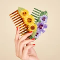 coucou-suzette-accessoire-accessory-cadeau-gift-tendance-mode-trendy-fashion-anniversaire-10-ans-peigne-comb-acetate-fleurs-flower-tournesol-sunflower-jaune-yellow-pensee-pansy-violet.jpg.webp