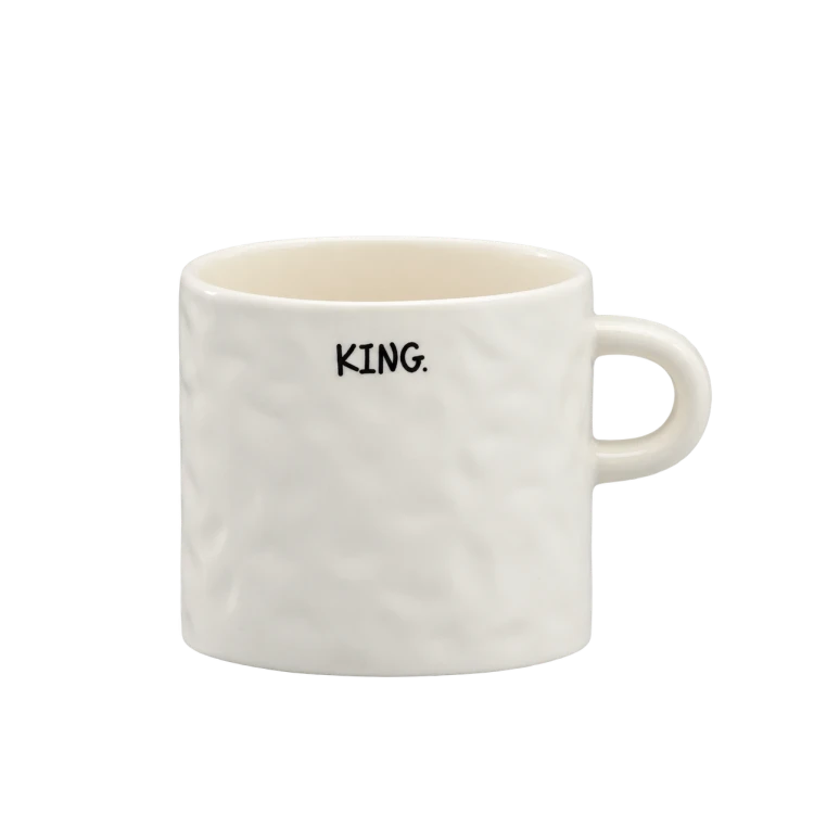 Kremowy kubek z napisem KING.png